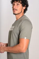 Remera verde militar de manga corta, con cuello redondo y estampa frontal con la inscripción "Original Penguin" en color blanco.