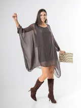 Vestido corto de seda italiana color marrón, con diseño amplio estilo remerón y mangas murciélago transparentes.