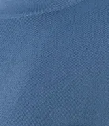 Blusa de punto color celeste, con cuello alto, manga corta y malla texturizada.