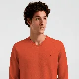 Sweater de punto jersey color naranja, con escote en V y logo bordado en el pecho.