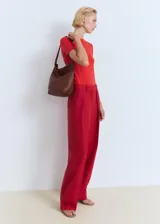 Jersey de punto fino color rojo, de manga corta, diseño entallado y cuello redondo.