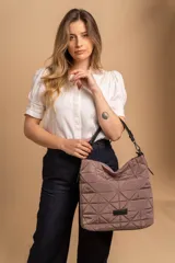 Cartera capitoneada color beige, con diseño geométrico y asa resistente. Amplia y cómoda, ideal para el uso diario.