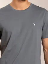 Remera básica de manga corta y cuello redondo, color blanco, con pequeño logo bordado en el pecho.
