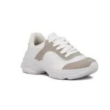 Championes deportivos casuales para mujer, color blanco con apliques en gamuza gris claro. Diseño de plataforma gruesa y suela con relieve.