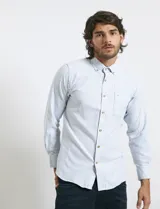 Camisa de manga larga con estampado de rayas verticales, cuello button-down, bolsillo frontal y botones de madera.
