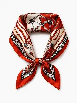 Pañuelo cuadrado de satén con estampado de motivos ecuestres, cadenas y bordes con diseño geométrico griego. Presenta una combinación de colores rojo, crema y negro.