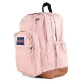 Mochila Jansport Cool Student color rosa con base y detalles en marrón. Tiene dos compartimentos principales, funda interna para laptop de 15 pulgadas, bolsillo lateral para botella, bolsillo frontal con organizador y clip para llaves, panel trasero acolchado, correas ergonómicas y asa superior.