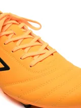 Championes de fútbol Umbro modelo Classico III HG para hombre, color azul marino con detalles y logo en naranja. Presentan una suela con tapones moldeados fijos (HG) para césped firme.