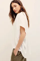 Camisa blanca de viscosa con cuello en V y mangas cortas de diseño holgado.