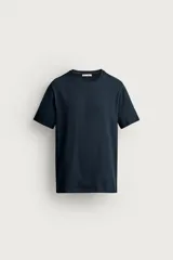 Camiseta slim fit de color azul marino, con cuello redondo y manga corta.