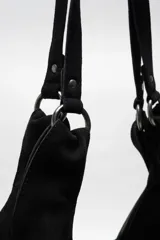 Bolso tote de ante suave, de cuerpo blando estilo hobo, con asa larga para el hombro y cierre superior con cremallera.