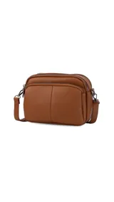 Bandolera de símil cuero color rojo, con doble bolsillo principal, un bolsillo frontal y un bolsillo trasero. Incluye correa ajustable.