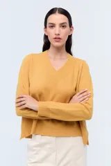 Sweater amarillo de tejido de punto con escote en V, de calce holgado y confeccionado en lambswool.