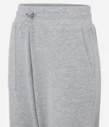 Pantalón deportivo tipo jogger de la marca Get Over, confeccionado en una mezcla de poliéster, modal y elastano. Presenta cintura elástica con cordón de ajuste, bolsillos delanteros amplios y puños elásticos en los tobillos.