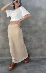 Falda larga color beige con textura tipo waffle.