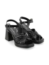 Sandalias de cuero negro con plataforma y tacón cuadrado. Tiras cruzadas en el empeine y pulsera con hebilla al tobillo.