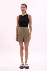 Shorts de vestir color verde oliva, de tiro alto con pinzas frontales y corte holgado.