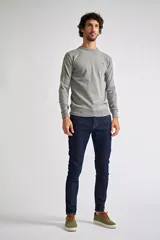 Sweater de punto gris de corte regular, con cuello redondo, mangas largas y logo bordado en el pecho.