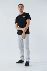 Pantalón deportivo de invierno, corte clásico con bolsillos laterales y cintura elástica con cordón ajustable. Presenta logo estampado y detalle en goma.