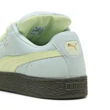 Championes Puma modelo Suede XL, color verde agua con detalles en verde manzana y suela de goma texturizada en color marrón oscuro. Presenta cordones anchos y logo dorado en el lateral.
