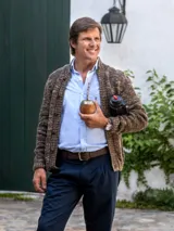 Pantalón de vestir azul marino, tipo bombacha de campo, con pliegues frontales y cintura con trabillas para cinturón.