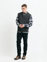 Camisa de franela a cuadros con cuello button-down, manga larga y botones de madera. Presenta dos bolsillos tipo parche en el frente con cierre de botón.
