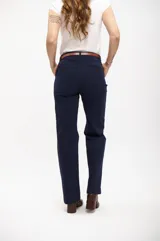 Pantalón de vestir ancho color azul marino, de tiro alto y corte recto, con pliegues frontales y cinturón marrón.