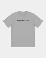 Remera blanca de manga corta, corte regular y cuello redondo, con gran estampado en la espalda de temática "Worldwide Tour" con una calavera y texto en rojo, azul y blanco.