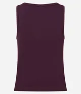 Musculosa ajustada de color marrón oscuro, con cuello redondo y sisas tipo racerback.