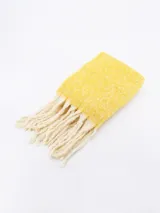 Bufanda rectangular color amarillo con textura tejida y flecos en los extremos.