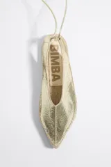 Bailarina dorada con textura craquelada, escote en V y tiras para atar al tobillo.