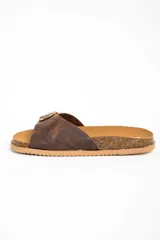 Sandalias de cuero color marrón de la marca Lemon, con tira ancha ajustable mediante una hebilla metálica redonda y suela de corcho con base texturizada.