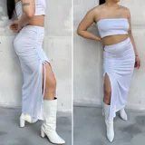 Falda midi color blanco, de microfibra, con frunces laterales y abertura en la pierna.