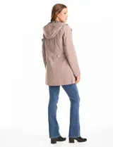 Gabardina impermeable de alta densidad color beige, con capucha desmontable, cierre metálico oculto bajo cartera con botones a presión dorados y forro interno desmontable.