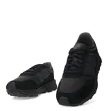 Championes urbanos New Balance modelo U370, color negro. Presentan un diseño de perfil bajo con exterior que combina paneles de malla textil y refuerzos de gamuza. Incluyen el logo de la marca en el lateral y una suela de goma resistente.