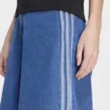 Bermuda de denim azul con corte muy holgado y extragrande, diseño de la colección Adicolor con las clásicas tiras laterales de Adidas Originals.