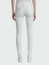 Jean skinny blanco elastizado con bolsillos delanteros y traseros.
