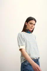 Remera de algodón con estampado de rayas horizontales en color verde claro sobre fondo blanco, con mangas cortas abullonadas y puños lisos.