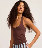 Blusa marrón de punto roma con diseño de frente única y escote redondo, confeccionada en mezcla de viscosa, poliéster y elastano.