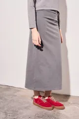 Falda midi gris de algodón con cintura elástica y corte ajustado.