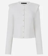 Cardigan de punto color blanco, de corte regular y ajuste al cuerpo. Presenta cuello redondo, mangas largas, cierre frontal con botones delicados y hombreras estructuradas que aportan volumen a la silueta.