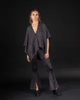 Pantalón largo de calce Oxford, confeccionado en tejido de punto con lurex plateado.