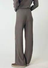 Conjunto de sweater y pantalón de punto acanalado color beige. El sweater es de corte holgado y el pantalón es de corte palazzo.