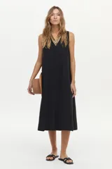 Vestido midi negro de corte relajado, con caída fluida, escote en V y sin mangas.