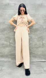 Pantalón palazzo color beige de tiro alto con cintura elastizada.