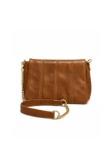 Cartera compacta de poliuretano color marrón, con diseño acolchado en paneles verticales y solapa frontal. Cuenta con una correa ajustable y desmontable que combina cadena metálica dorada y una sección de PU con argollas, ideal para llevar al hombro o cruzada.