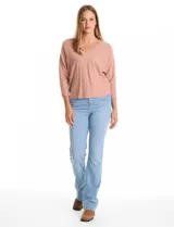 Buzo de tejido fino con escote en V, mangas tres cuartos estilo dolman y corte holgado.