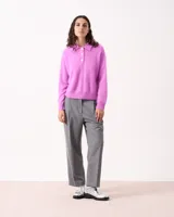 Sweater de punto de cachemira color turquesa con cuello polo y cierre frontal de tres botones. Presenta una textura suave tipo pelo, manga larga y terminaciones acanaladas en puños y ruedo.