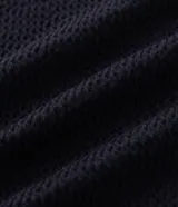 Musculosa negra de corte regular con textura de punto y escote redondo (canoa).