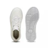 Championes Puma modelo Cali Court Winter, de diseño urbano con plataforma, color blanco con detalles en tono crema. Presentan una estructura de cuero sintético con refuerzos en gamuza en el talón y perforaciones en la puntera.
